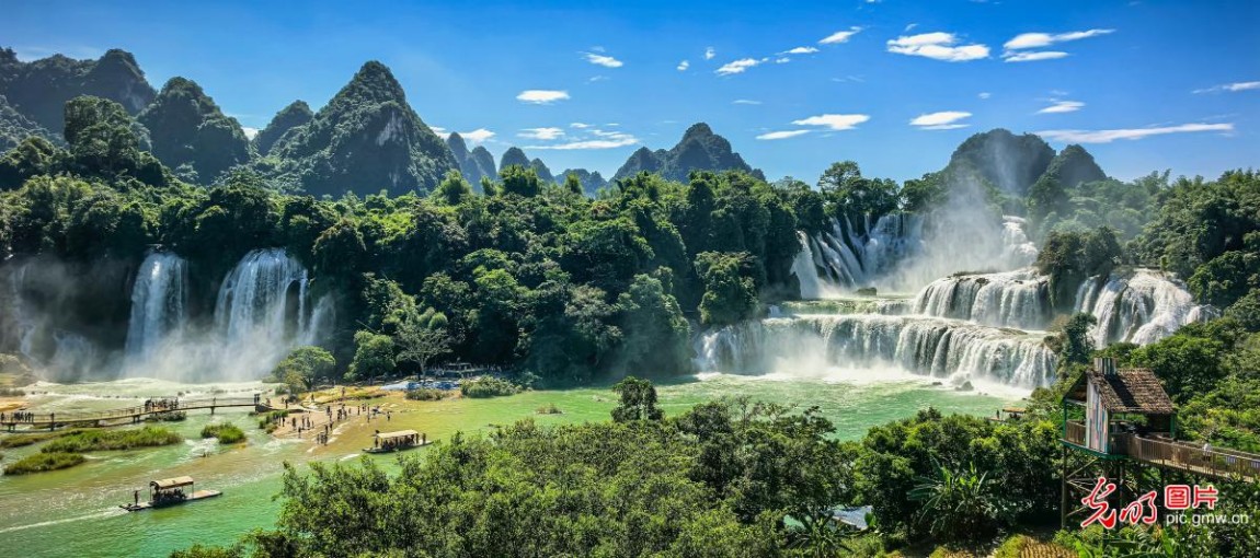 De Tian Transnational Waterfall draws tourists in S China's Guangxi De Tian Transnational Waterfall draws tourists in S China's Guangxi