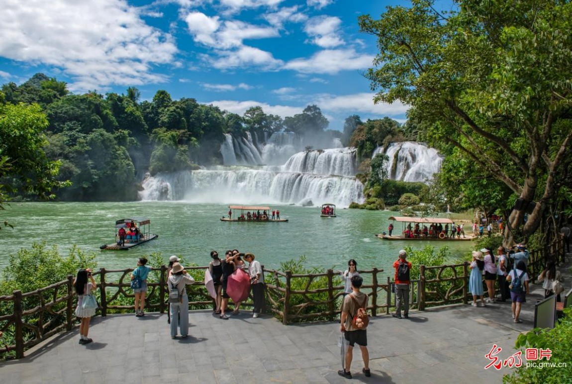 De Tian Transnational Waterfall draws tourists in S China's Guangxi De Tian Transnational Waterfall draws tourists in S China's Guangxi