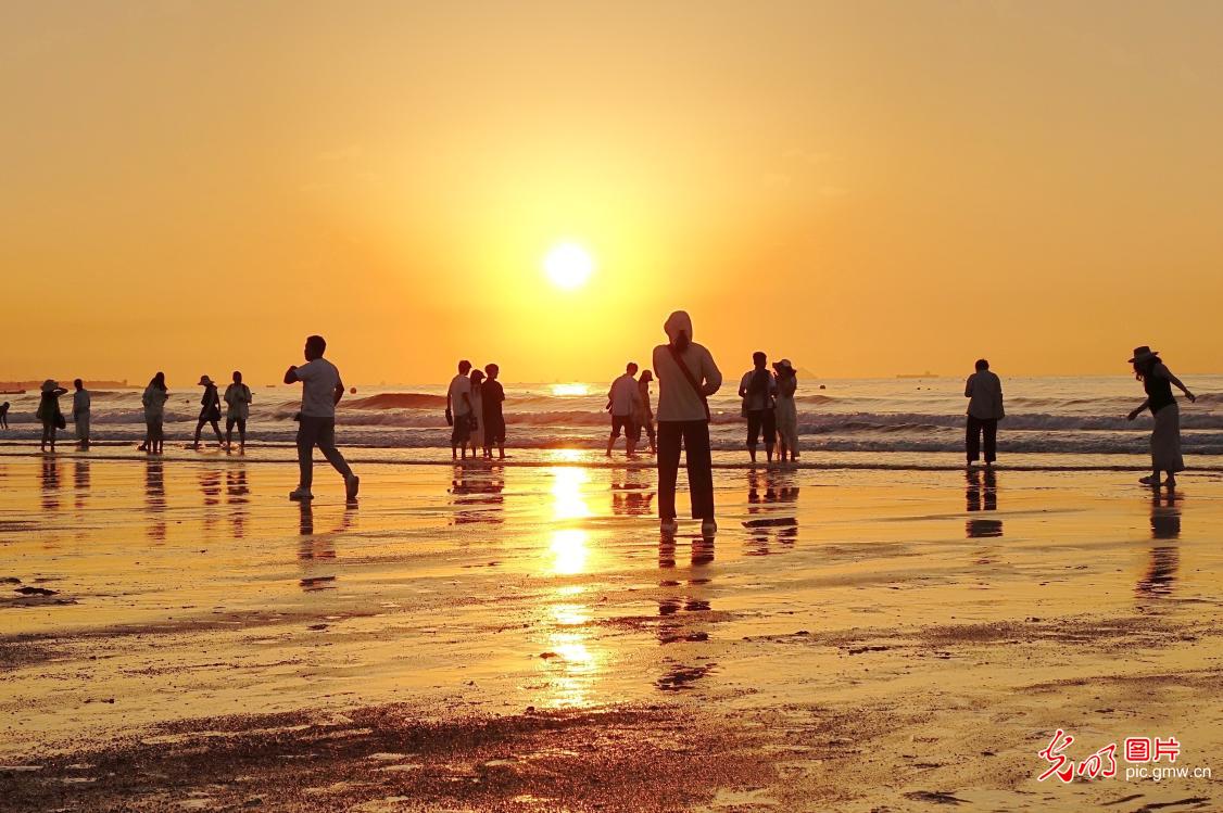 Visitors enjoy spectacular sunrise over Yellow Sea in Qingdao Visitors enjoy spectacular sunrise over Yellow Sea in Qingdao