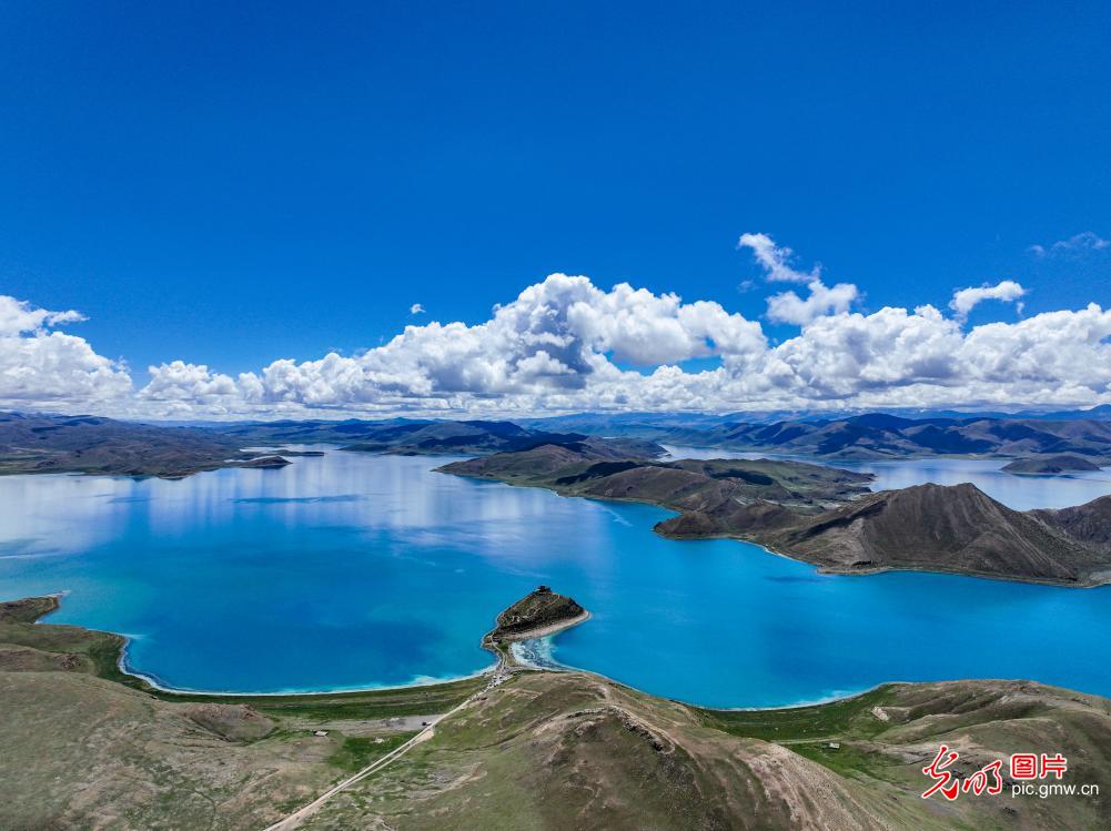 Yamdrok Lake shimmers amid majestic scenery