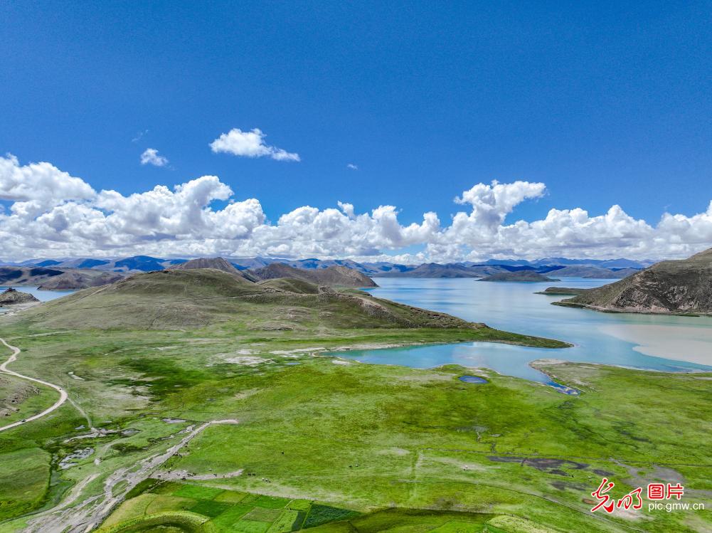 Yamdrok Lake shimmers amid majestic scenery
