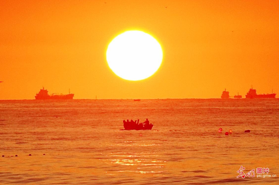 Visitors enjoy spectacular sunrise over Yellow Sea in Qingdao Visitors enjoy spectacular sunrise over Yellow Sea in Qingdao