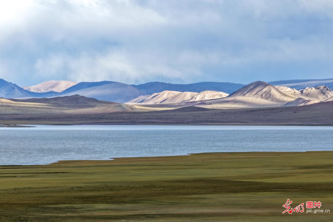 Autumn lake adds color to plateau landscape in Xizang Autumn lake adds color to plateau landscape in Xizang