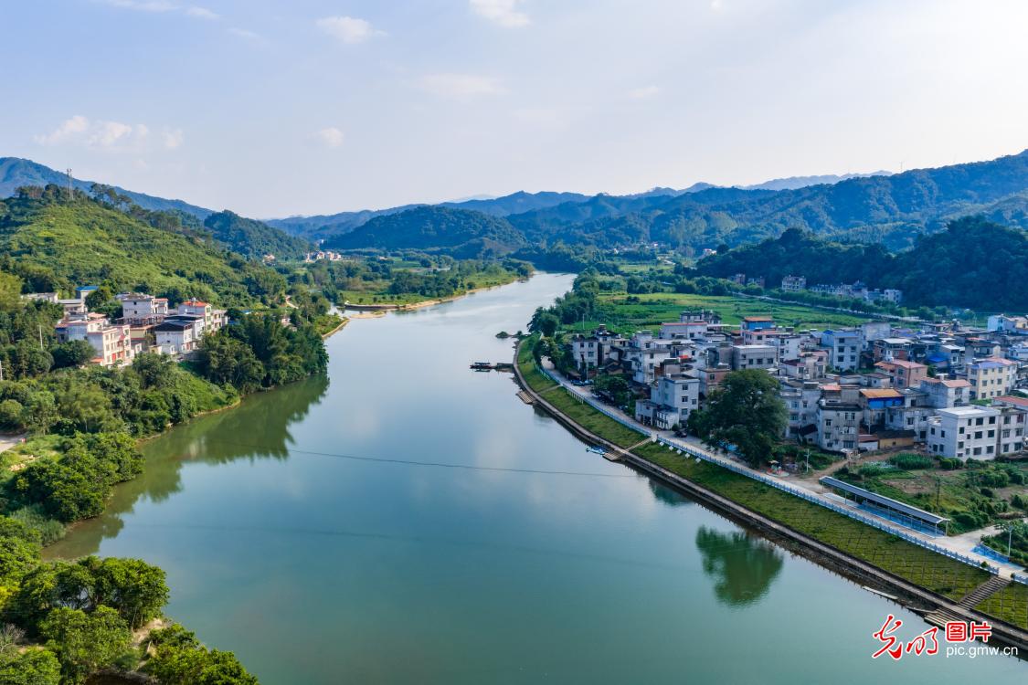 Green landscapes and clear waters create a picturesque rural scene in S China's Guangxi