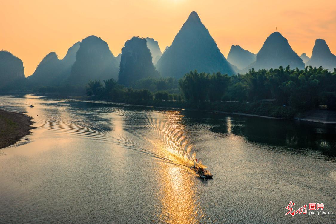 Sunrise paints a stunning landscape along the Li River in S China's Guangxi Sunrise paints a stunning landscape along the Li River in S China's Guangxi