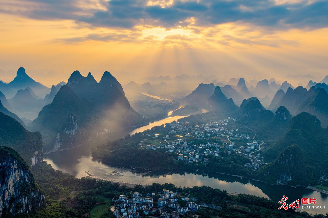 Sunrise paints a stunning landscape along the Li River in S China's Guangxi Sunrise paints a stunning landscape along the Li River in S China's Guangxi