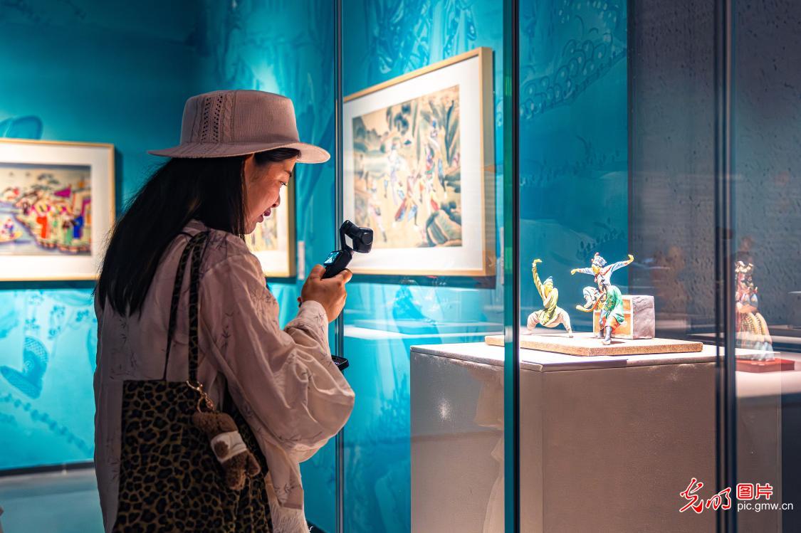 Opera-themed folk art exhibition opens in E China's Jiangsu Opera-themed folk art exhibition opens in E China's Jiangsu