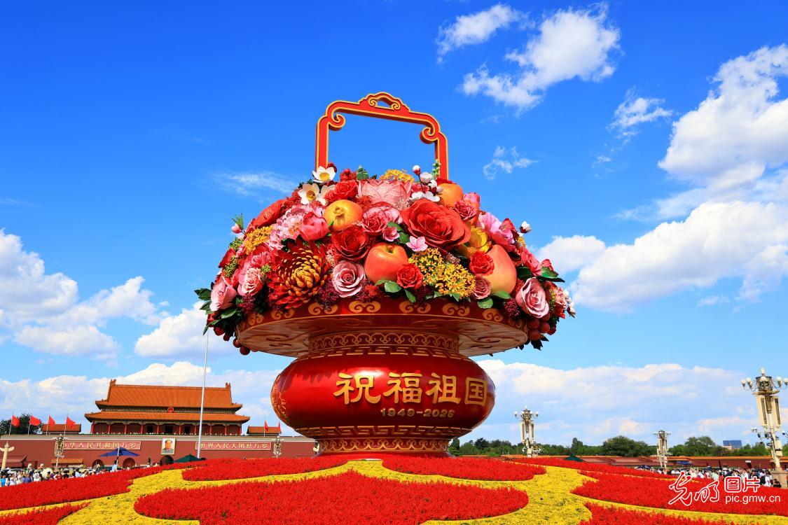 Flower basket at Tian'anmen Square draws visitors ahead of China's National Day Flower basket at Tian'anmen Square draws visitors ahead of China's National Day
