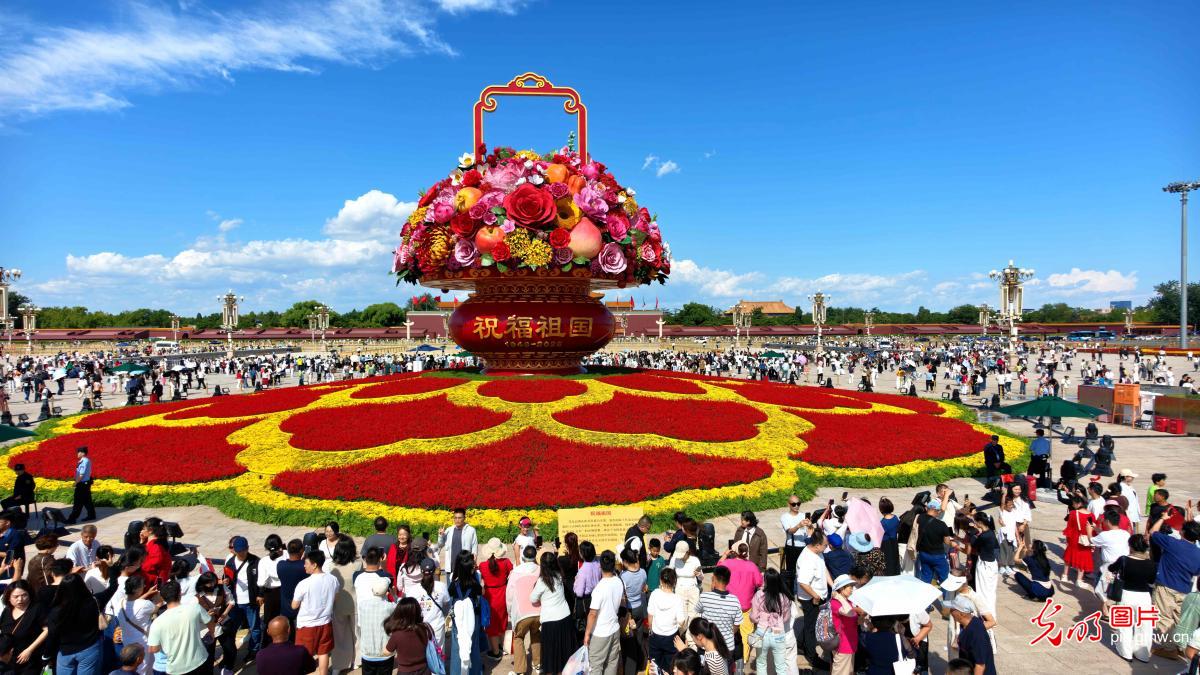 Flower basket at Tian'anmen Square draws visitors ahead of China's National Day Flower basket at Tian'anmen Square draws visitors ahead of China's National Day