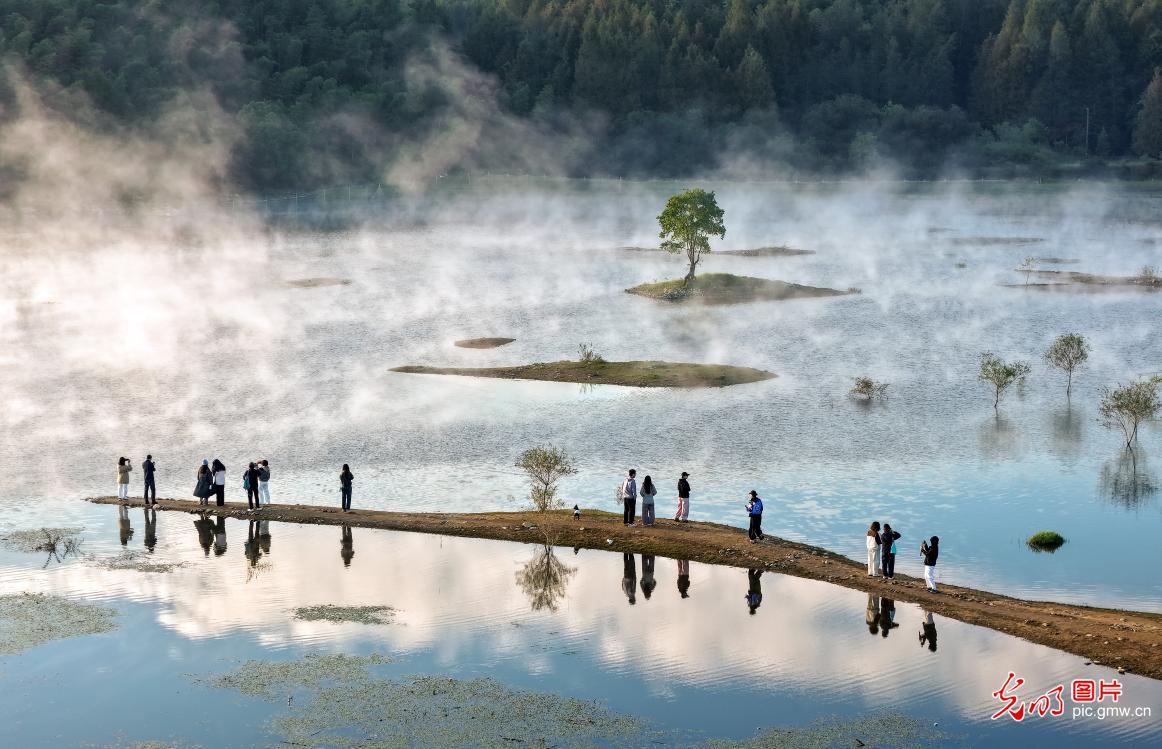 Morning mist creates a picturesque scene at lake in E China's Anhui