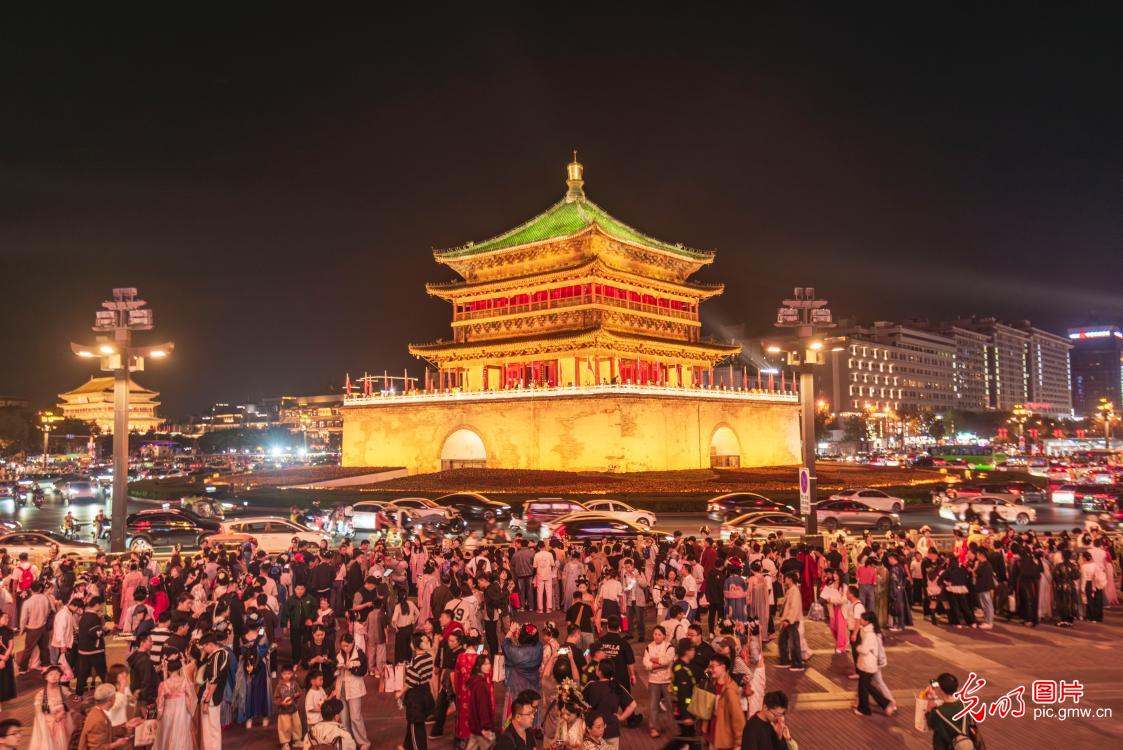 Bell Tower draws crowds of visitors during National Day holiday in Xi'an Bell Tower draws crowds of visitors during National Day holiday in Xi'an