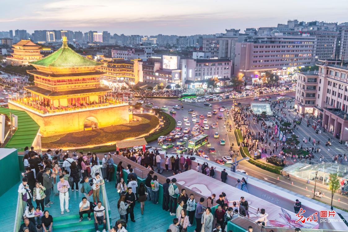 Bell Tower draws crowds of visitors during National Day holiday in Xi'an Bell Tower draws crowds of visitors during National Day holiday in Xi'an
