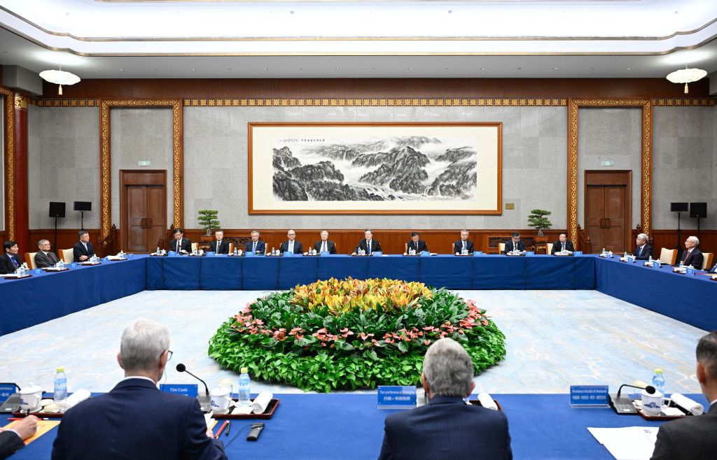 Chinese vice premier discusses AI with Tsinghua SEM advisory board members