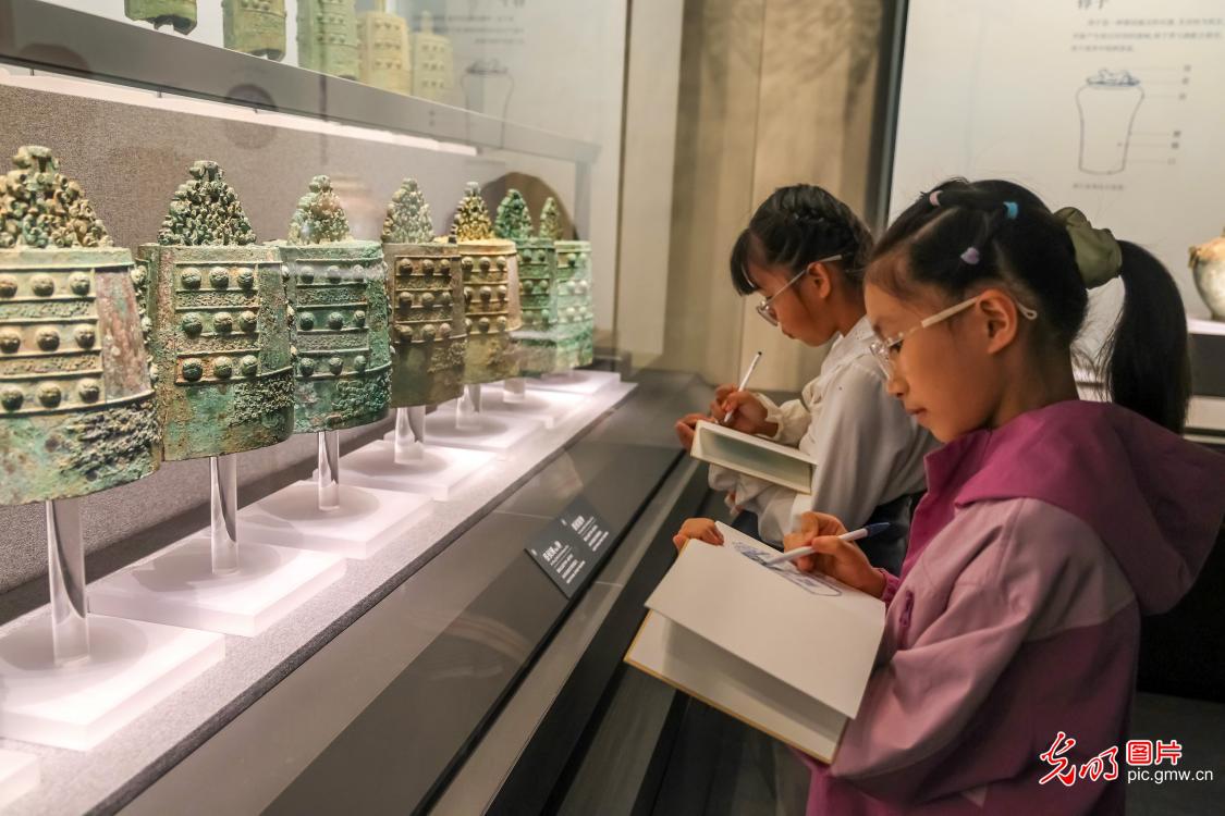 Students sketch cultural relics to explore traditional heritage