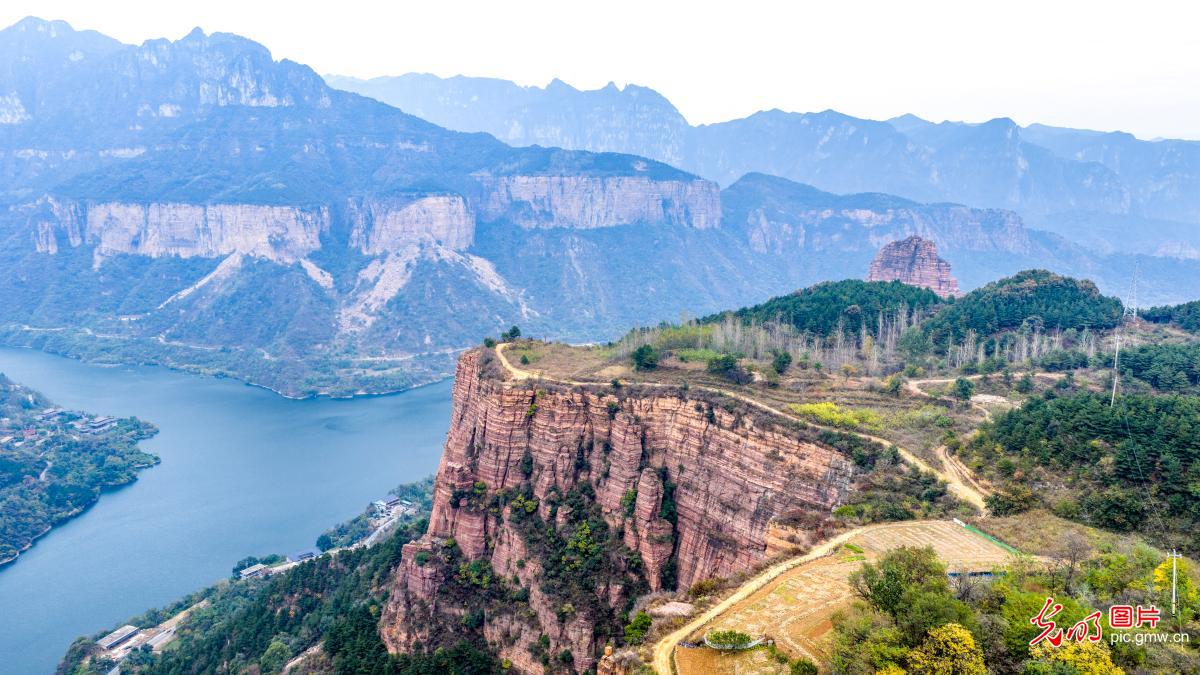 Autumn colors paint N China's Taihang Mountains