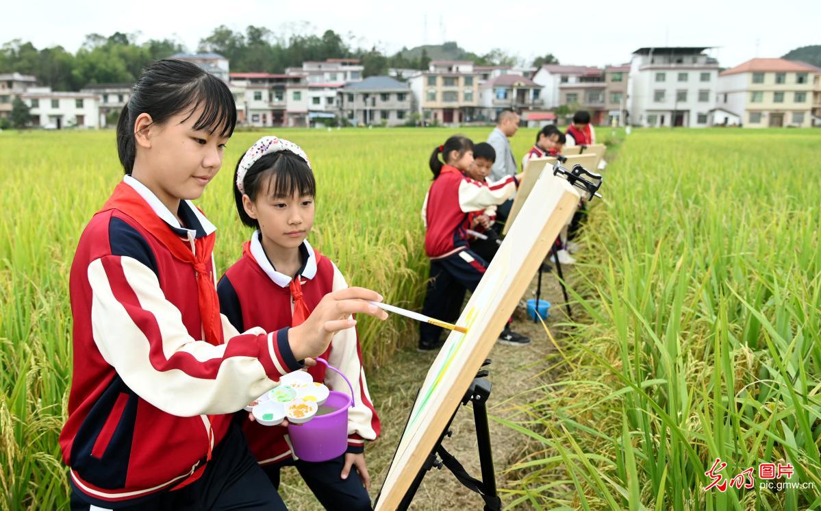 Students capture autumn beauty at rice fields in C China's Hunan