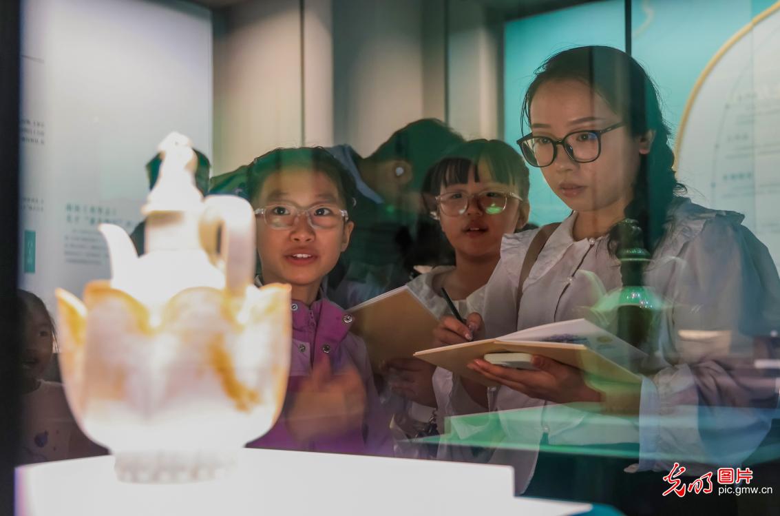 Students sketch cultural relics to explore traditional heritage