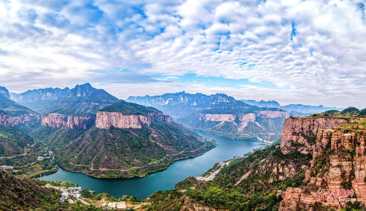 Autumn colors paint N China's Taihang Mountains
