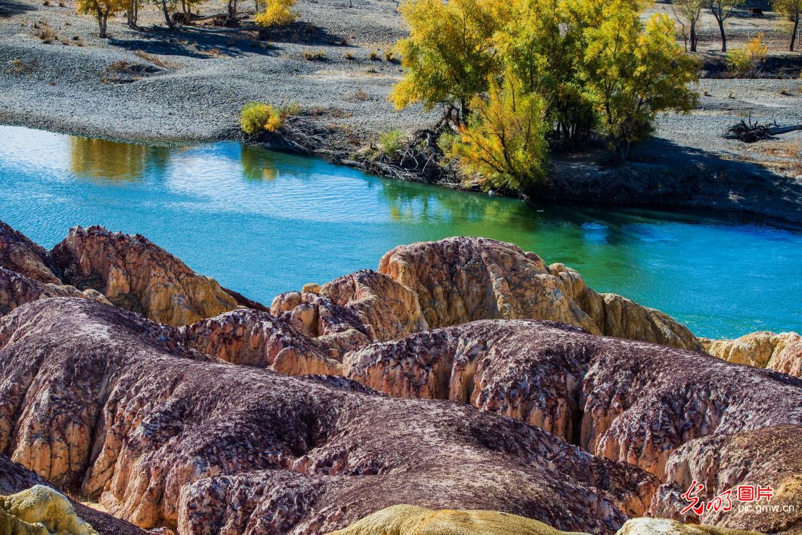 Autumn colors paint a stunning landscape at Wucaitan Autumn colors paint a stunning landscape at Wucaitan