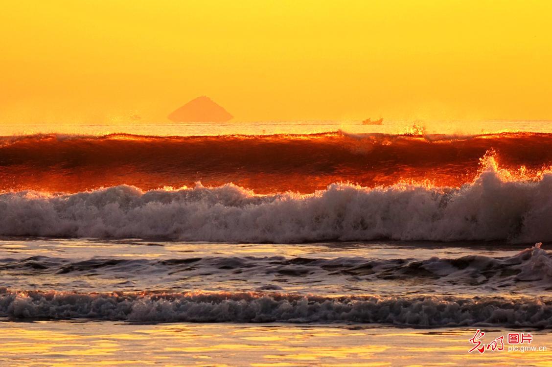 Surging waves and stunning sunrise at Qingdao's Golden Beach Surging waves and stunning sunrise at Qingdao's Golden Beach