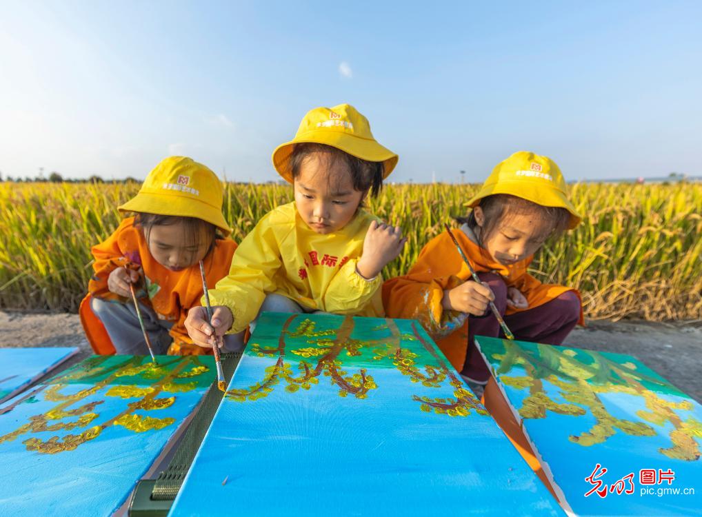 Students capture joy of sarvest in E China's Jiangsu Students capture joy of sarvest in E China's Jiangsu