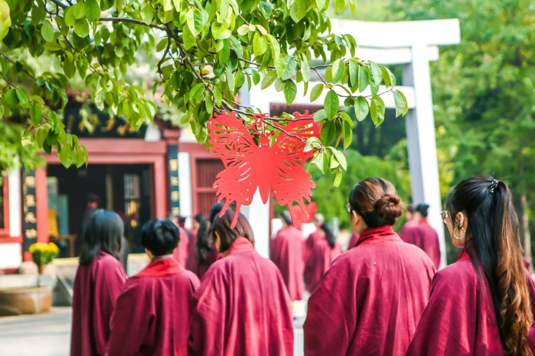 下儒生所以祭孔者,非孔子贪香火,实在是以儒立身,因祭而不敢忘仁德,因