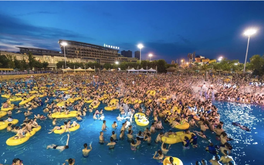 Wuhan people held a party at the Water Park, which made foreign media and netizens boom