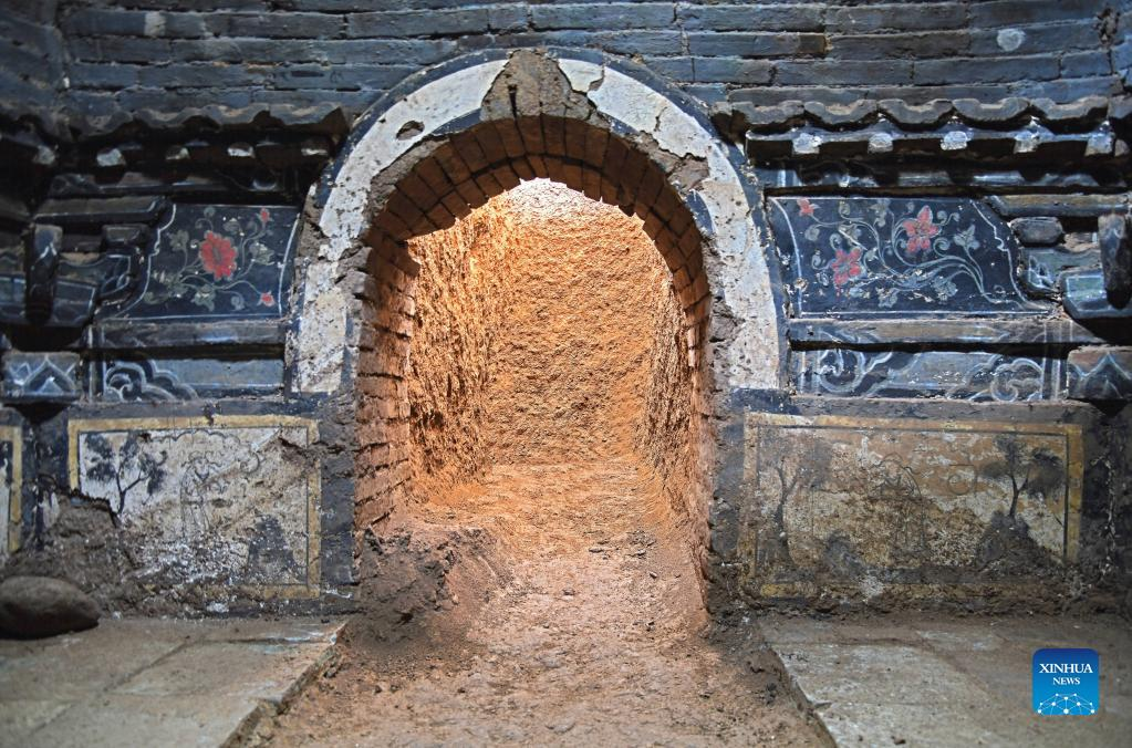 Ming Dynasty tomb chambers, murals unearthed in north China