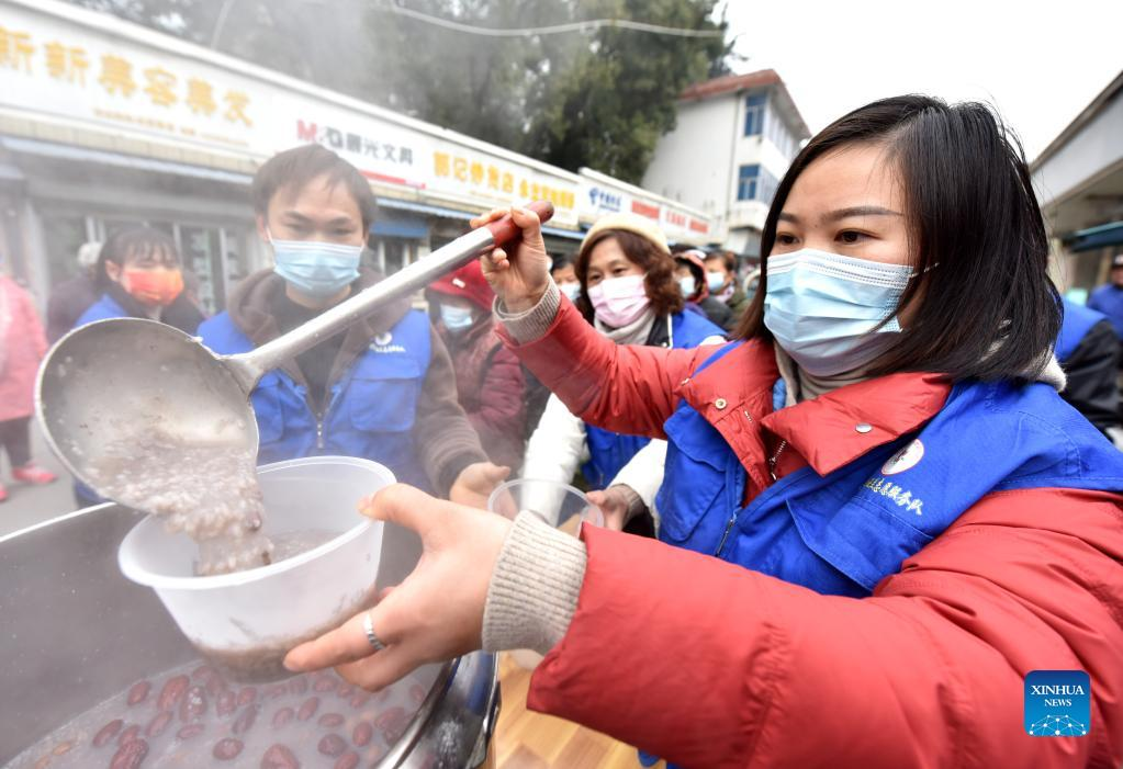 People eat Laba porridge to greet Laba Festival