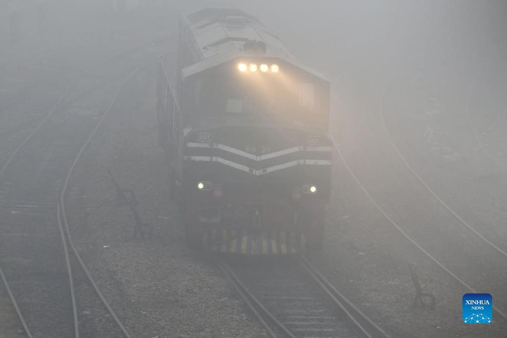 Heavy fog hits Lahore, Pakistan