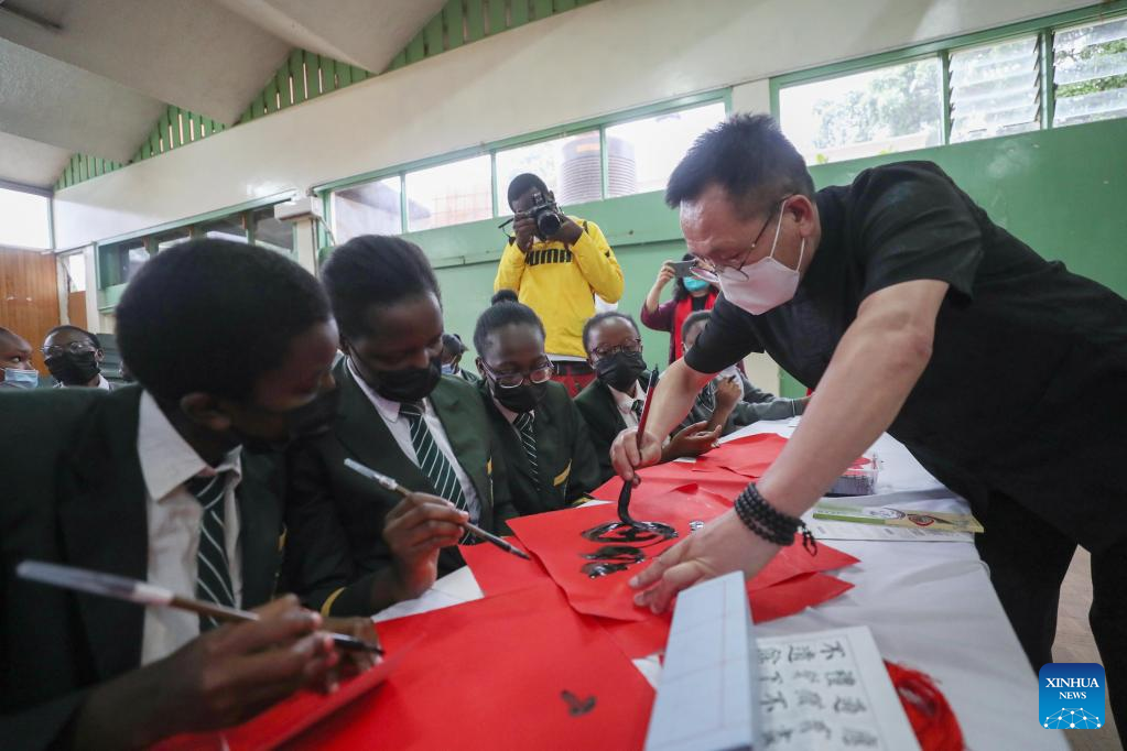 Kenya students learn to write Chinese character 