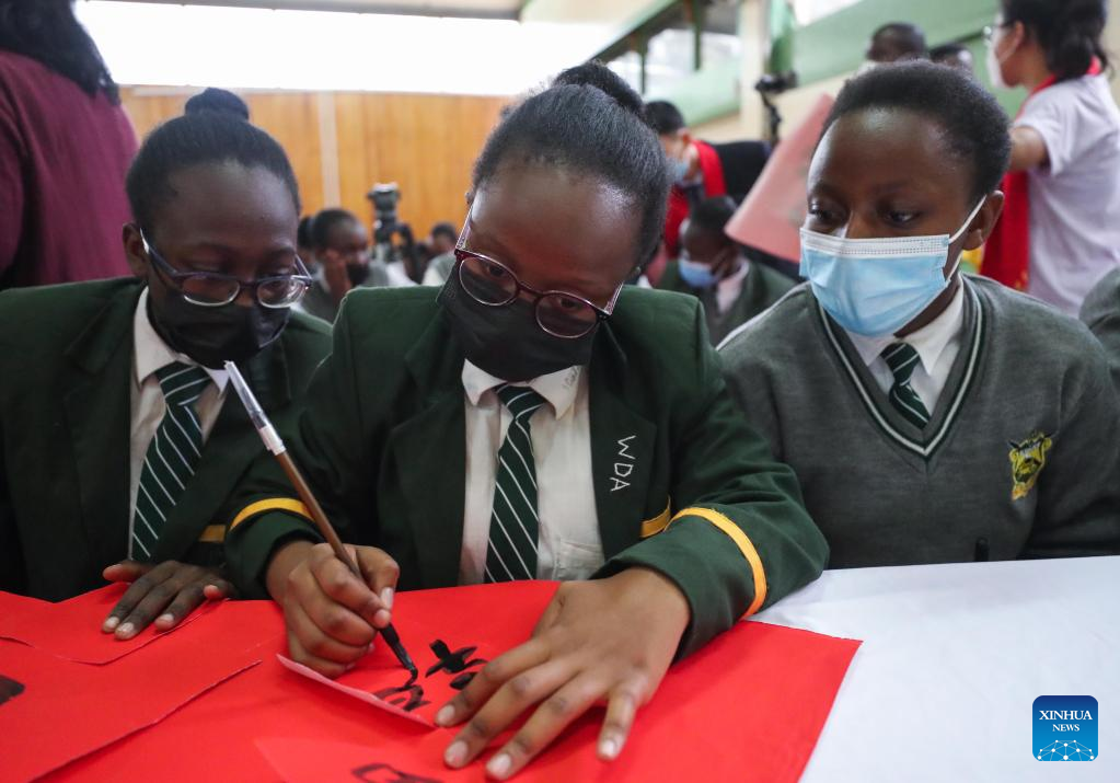 Kenya students learn to write Chinese character 