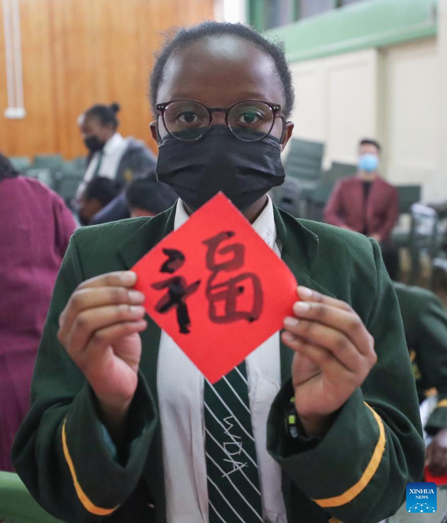 Kenya students learn to write Chinese character 