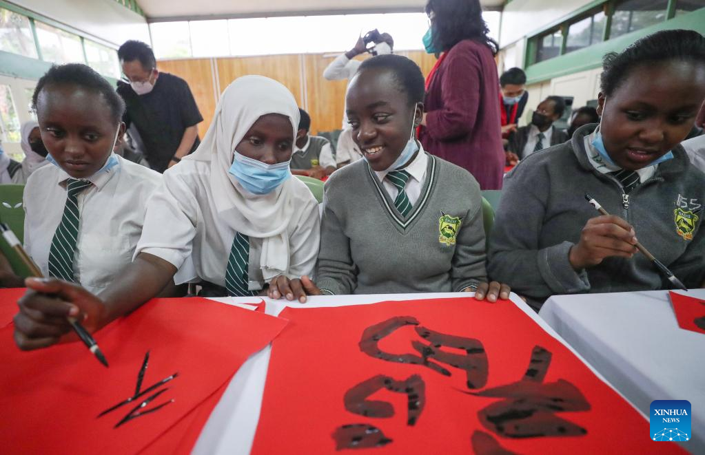 Kenya students learn to write Chinese character 