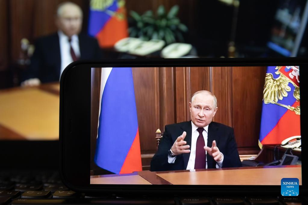 Putin signs decrees recognizing two 