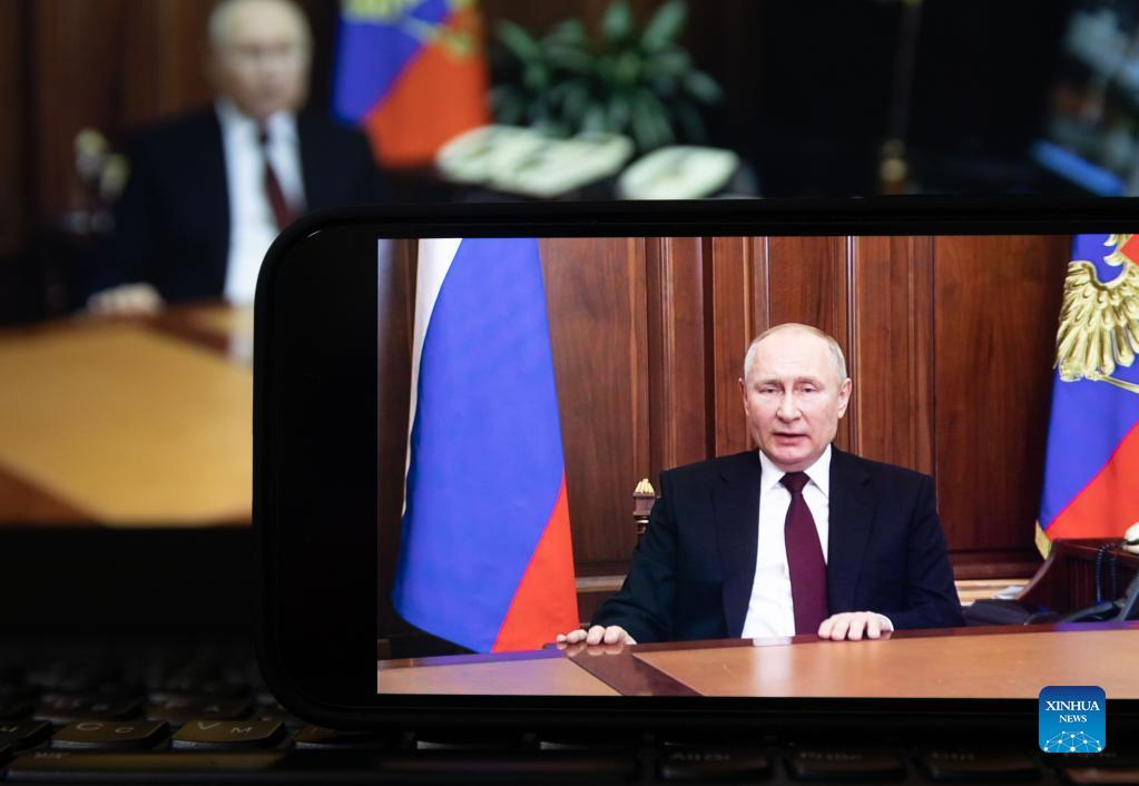 Putin signs decrees recognizing two 