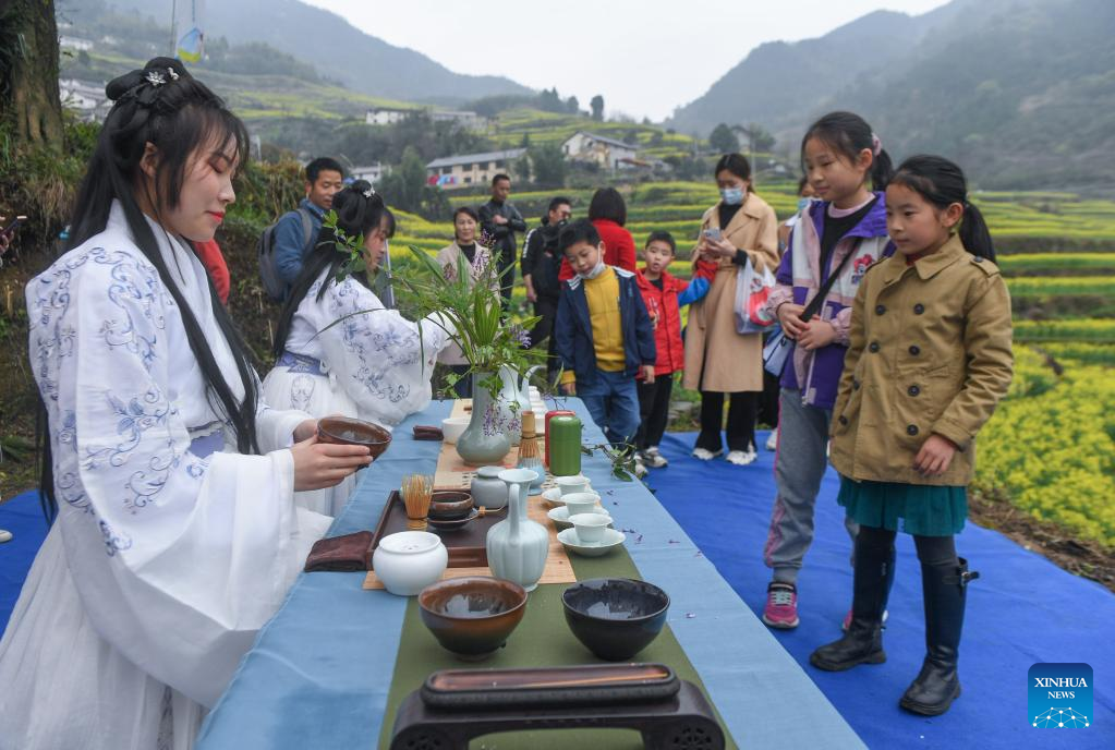 People celebrate traditional Flower Festival in east China