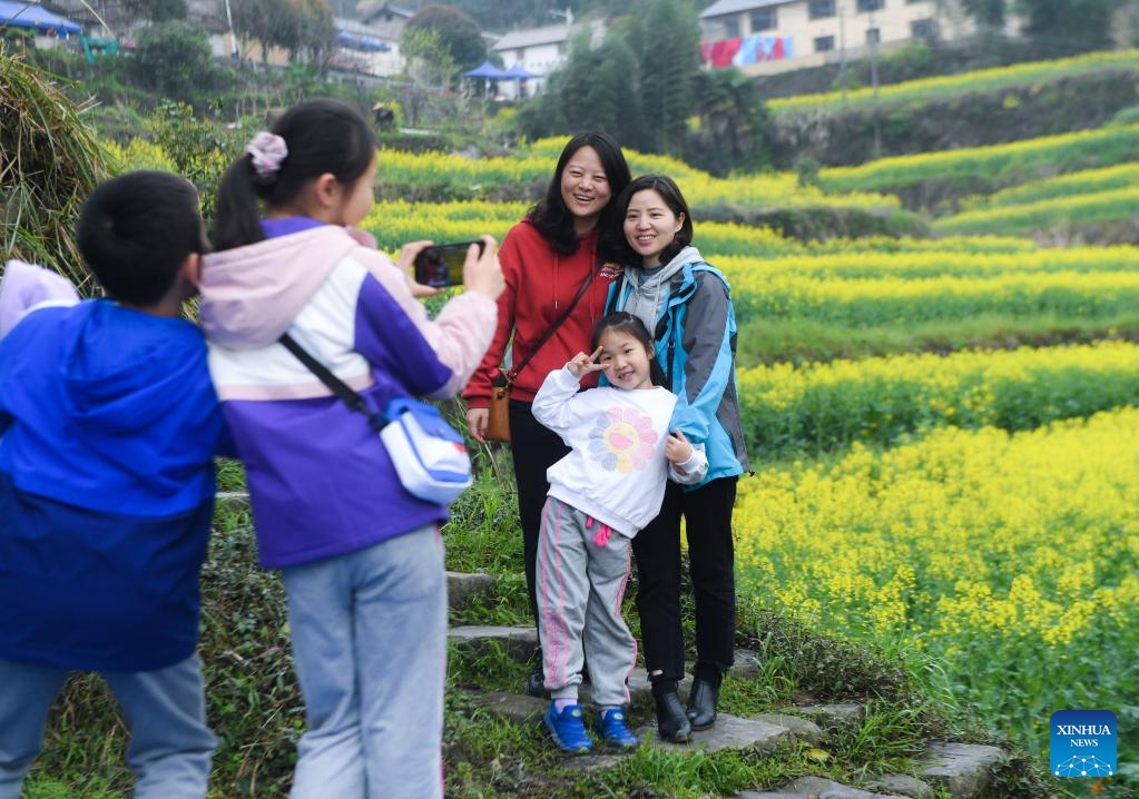 People celebrate traditional Flower Festival in east China