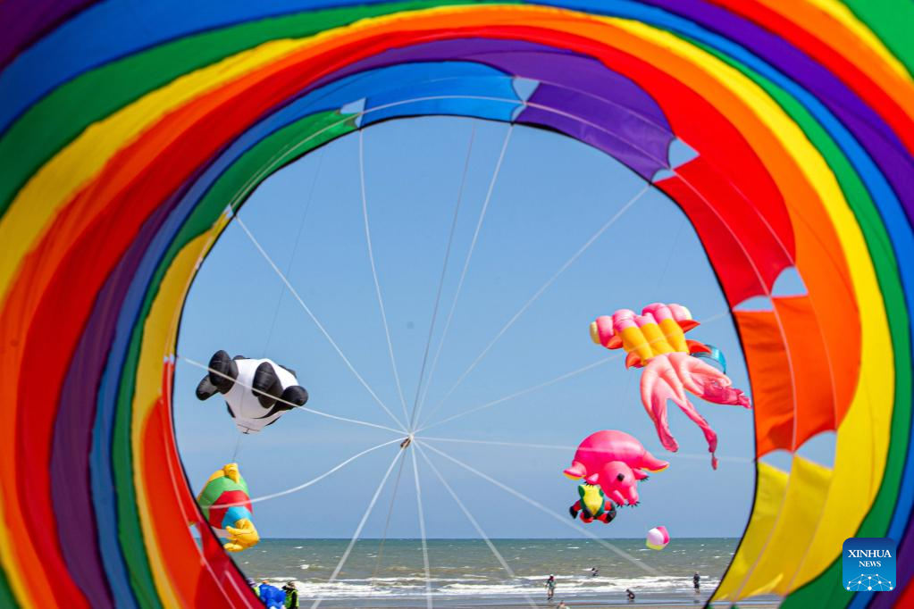 People enjoy annual int'l kite festival in Phetchaburi, Thailand