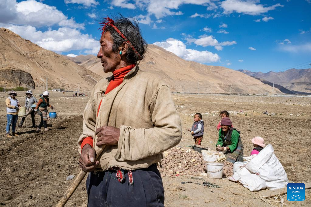 Spring farming begins in nearest administrative township to Mt. Qomolangma