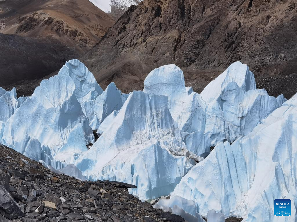 Glacier research carried out on Mount Qomolangma