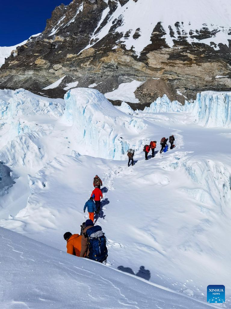 Glacier research carried out on Mount Qomolangma