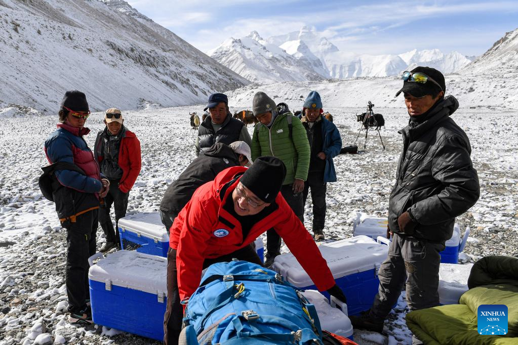 Glacier research carried out on Mount Qomolangma