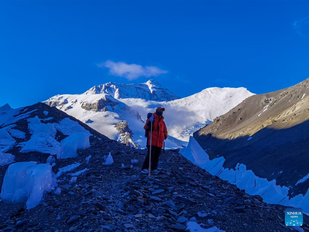 Glacier research carried out on Mount Qomolangma