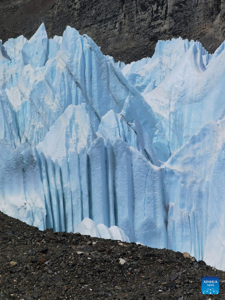 Glacier research carried out on Mount Qomolangma
