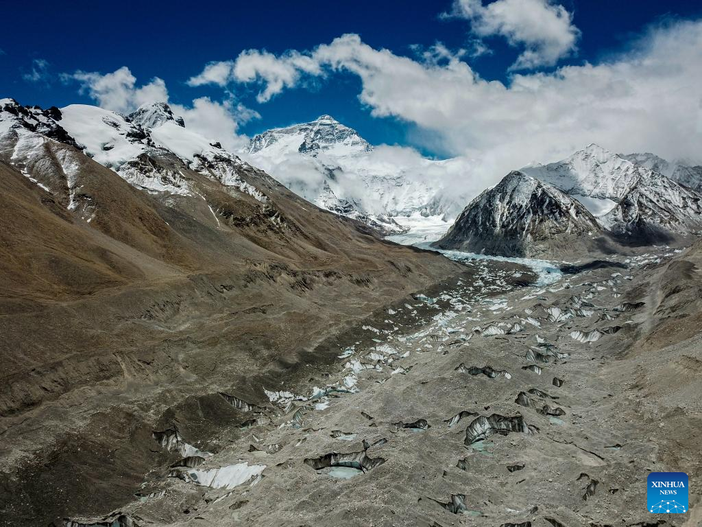 Glacier research carried out on Mount Qomolangma