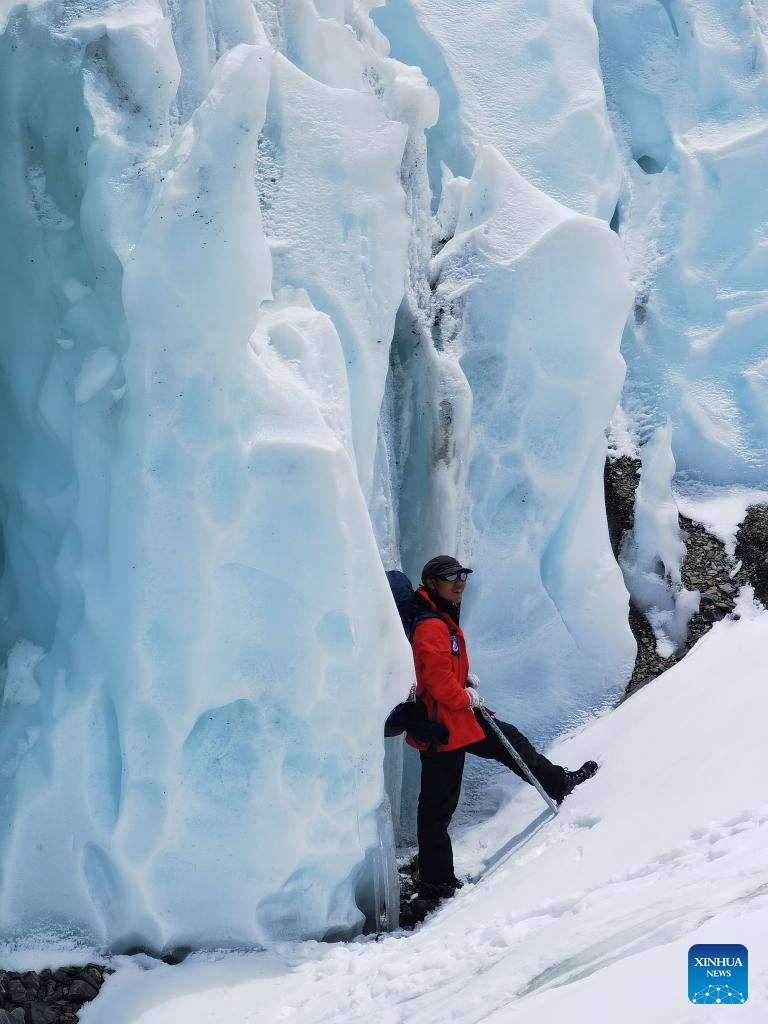 Glacier research carried out on Mount Qomolangma