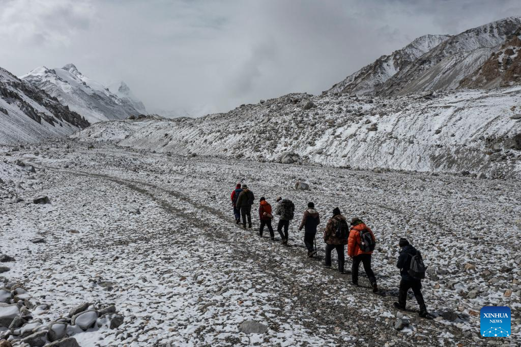 Glacier research carried out on Mount Qomolangma
