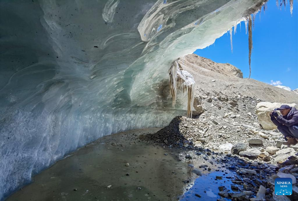 Glacier research carried out on Mount Qomolangma