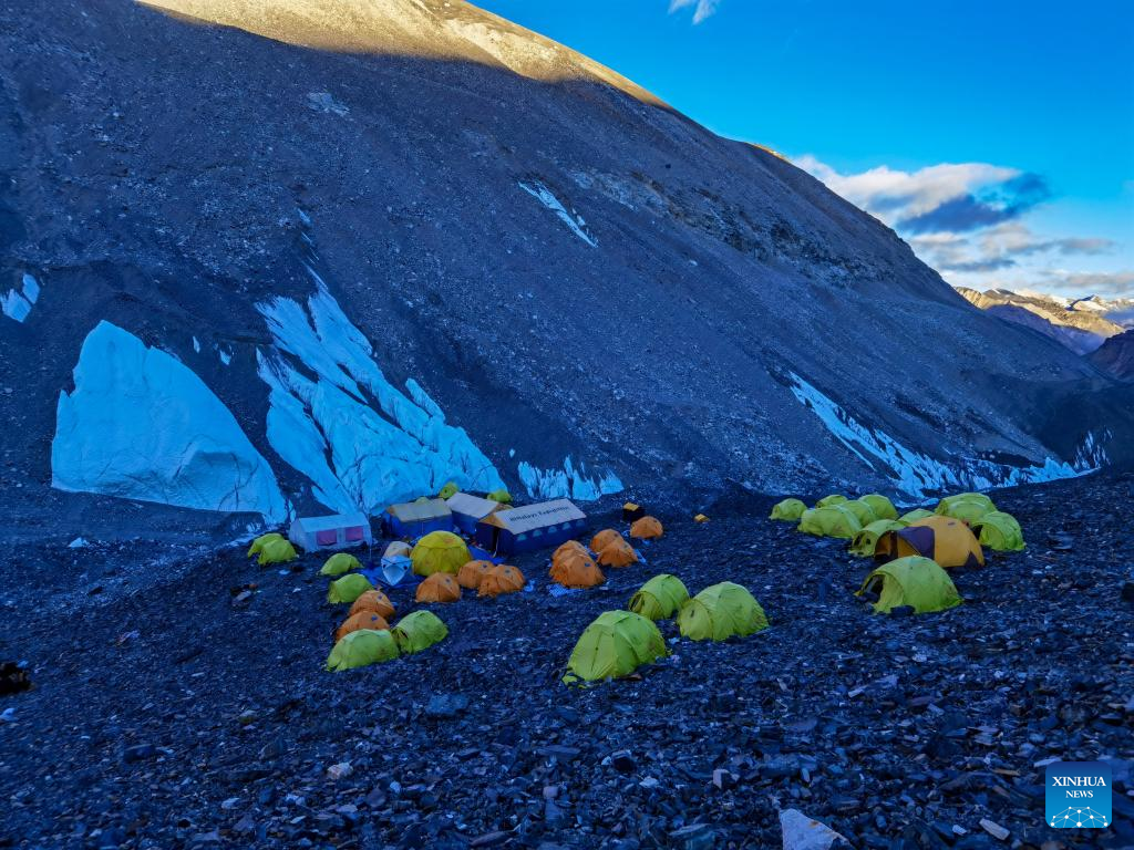 Glacier research carried out on Mount Qomolangma